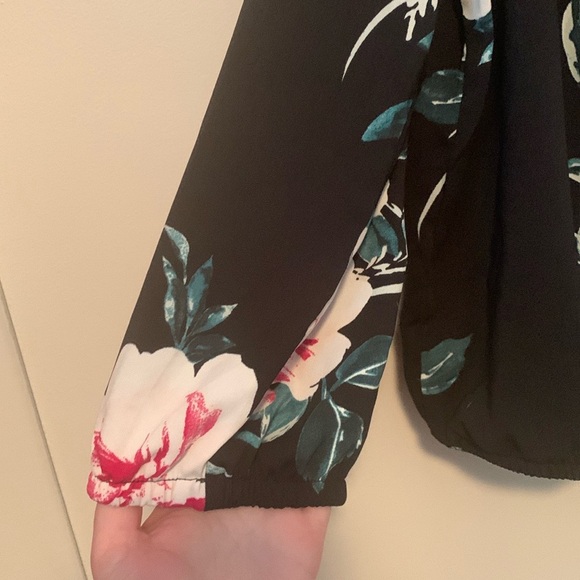 Like New Dynamite Off The Shoulder Black Floral 3/4 Sleeve Top Size Large - Picture 3 of 7